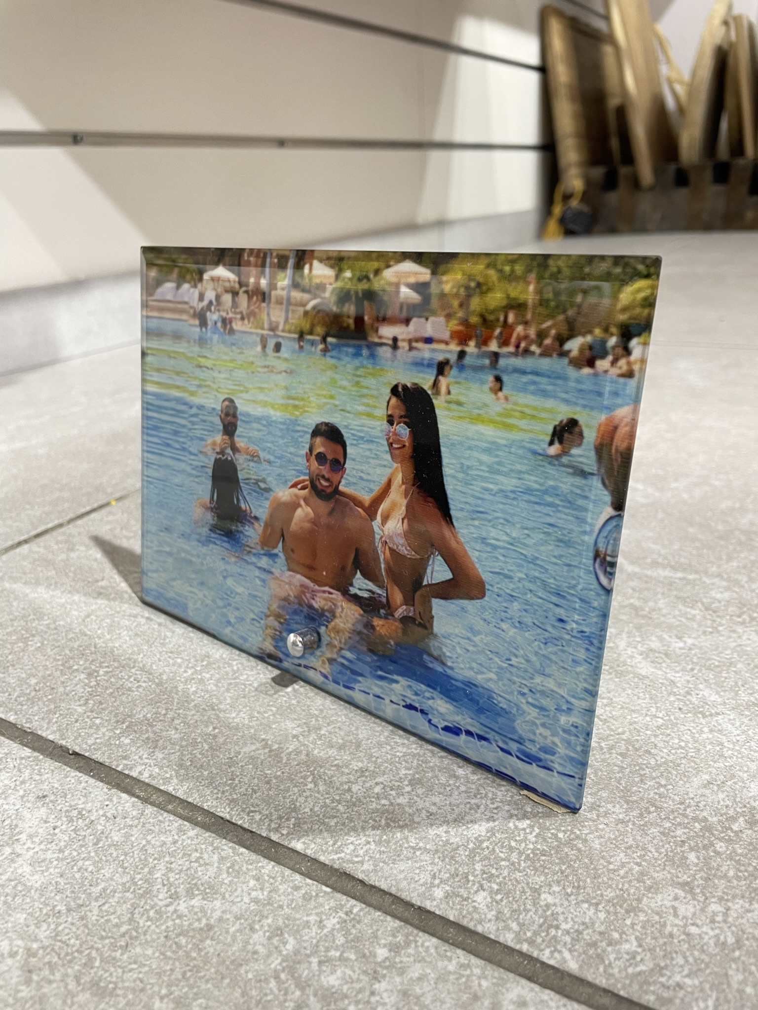 הדפסת תמונה על זכוכית דקה עם רגלית במבחר גדלים