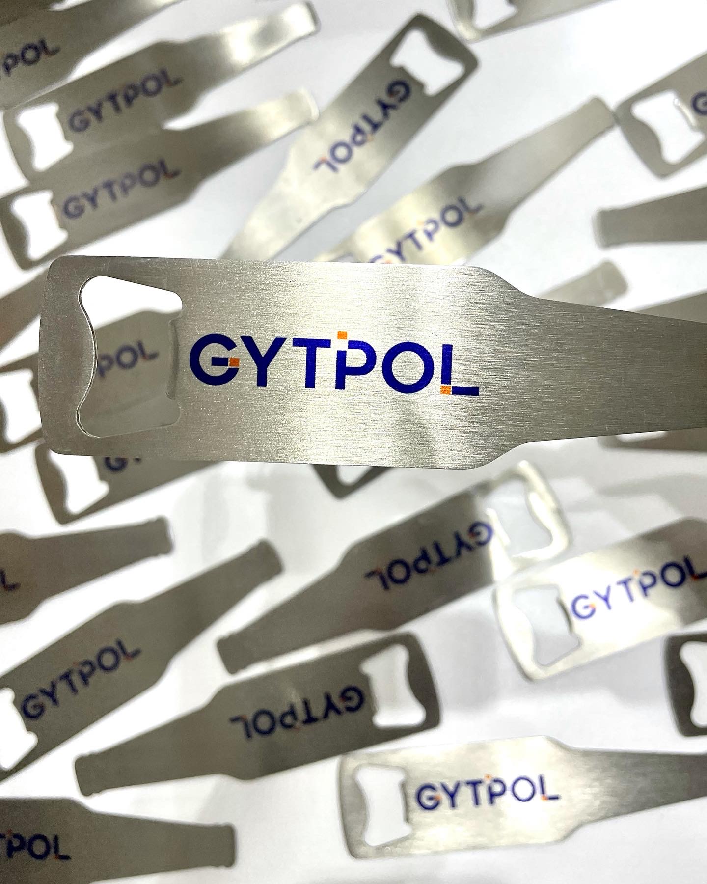 פותחן בקבוקים ממותג