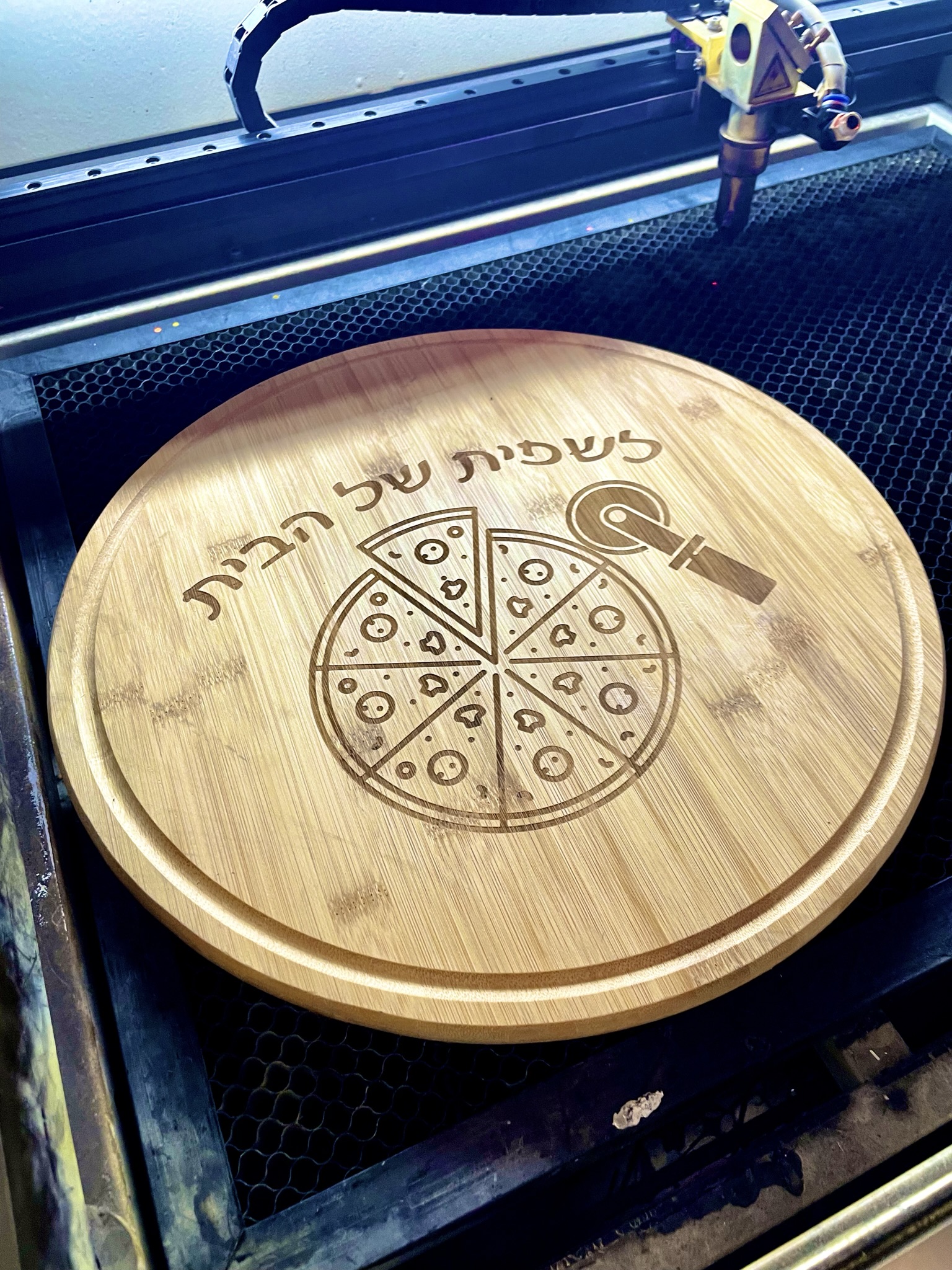 בוצ’ר עץ עגול  עם חריטה