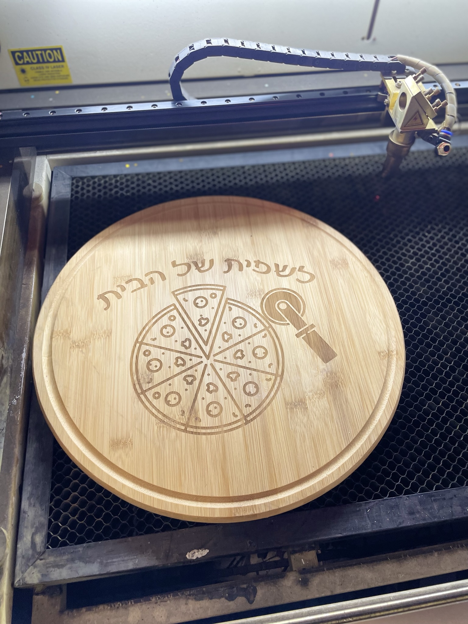 בוצ’ר עץ עגול  עם חריטה