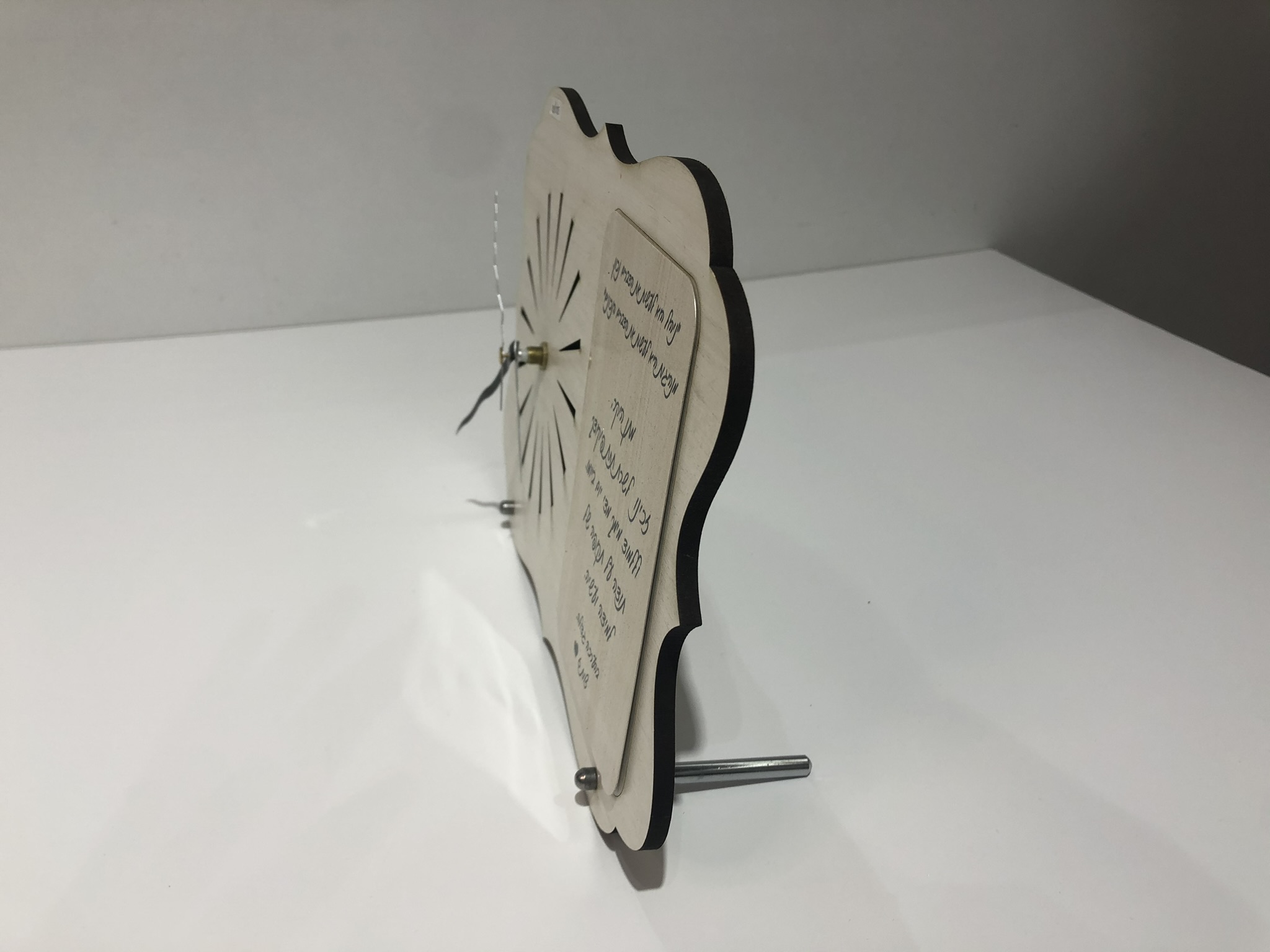 שעון שולחני עם מעמד והקדשה אישית