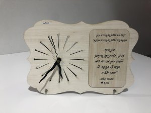 שעון שולחני עם מעמד והקדשה אישית