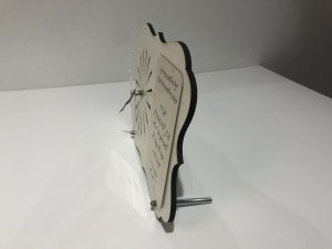 שעון שולחני עם מעמד והקדשה אישית